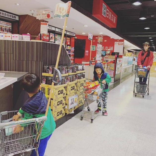 范玮琪带儿子逛超市