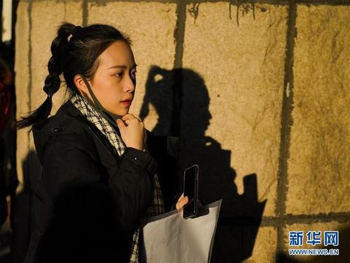 2月16日，考生准备进入北京电影学院参加艺考。当日，北京电影学院2019年招生考试工作正式开始，北京考点美术学院、表演学院等院系陆续开考，近9500人参加首日考试。 新华社记者沈伯韩摄